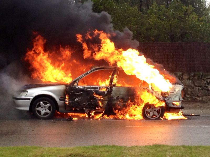 ARDE UN VEHICULO EN VALLE DE TENA