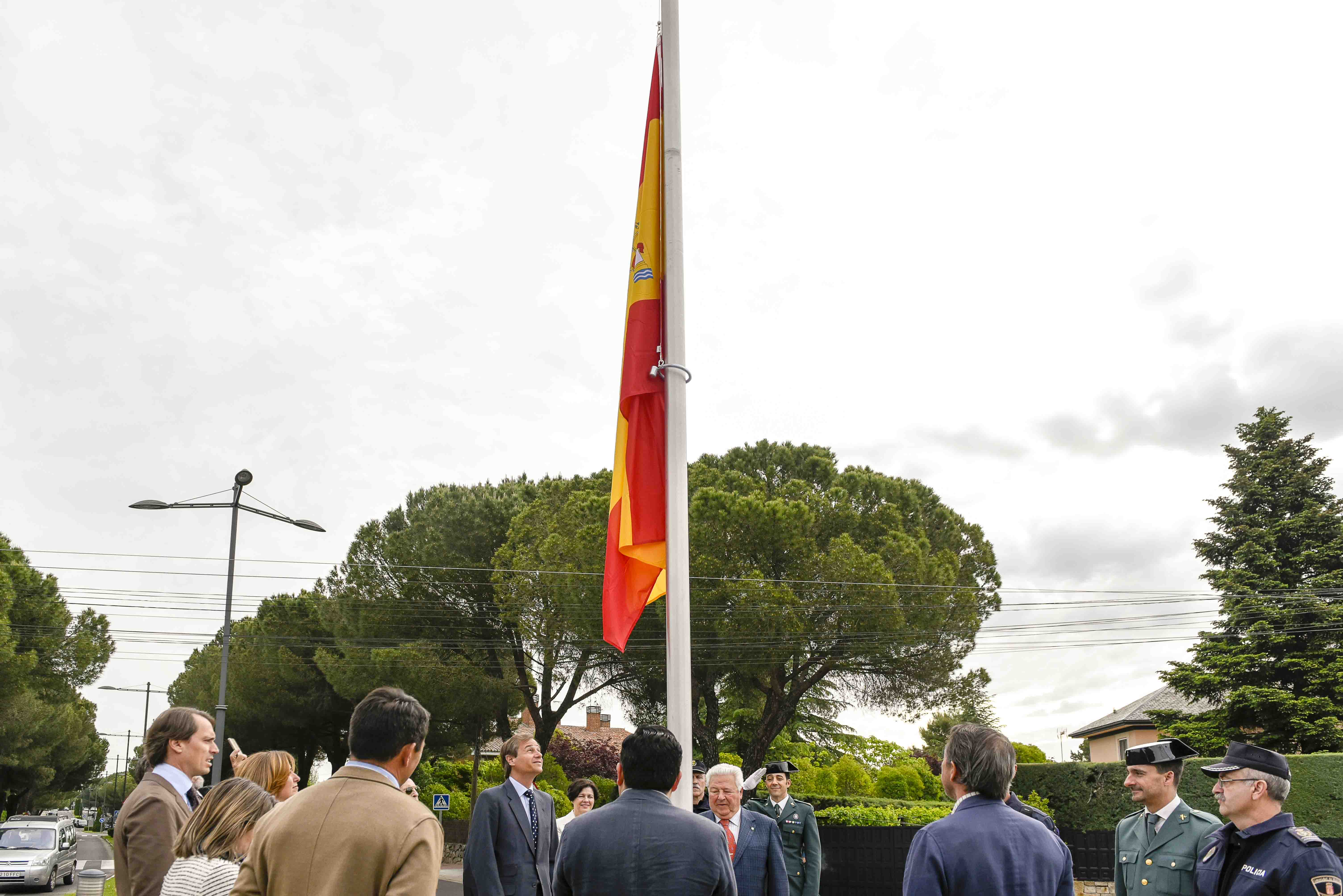 El Ayuntamiento coloca una bandera de España en la urbanización Las Lomas a petición de los vecinos